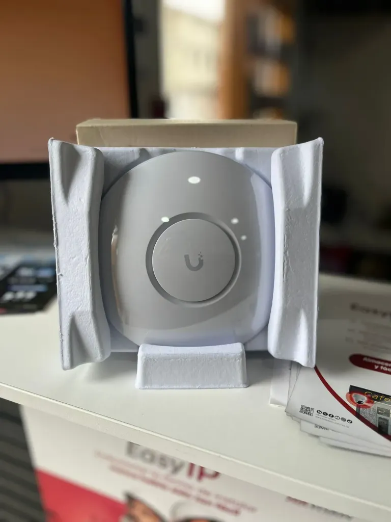 Ubiquiti U6+ Dual Band IEEE 802.11 a/b/g/n/ac/ax 3 Gbit/s Punto de acceso inalámbrico
